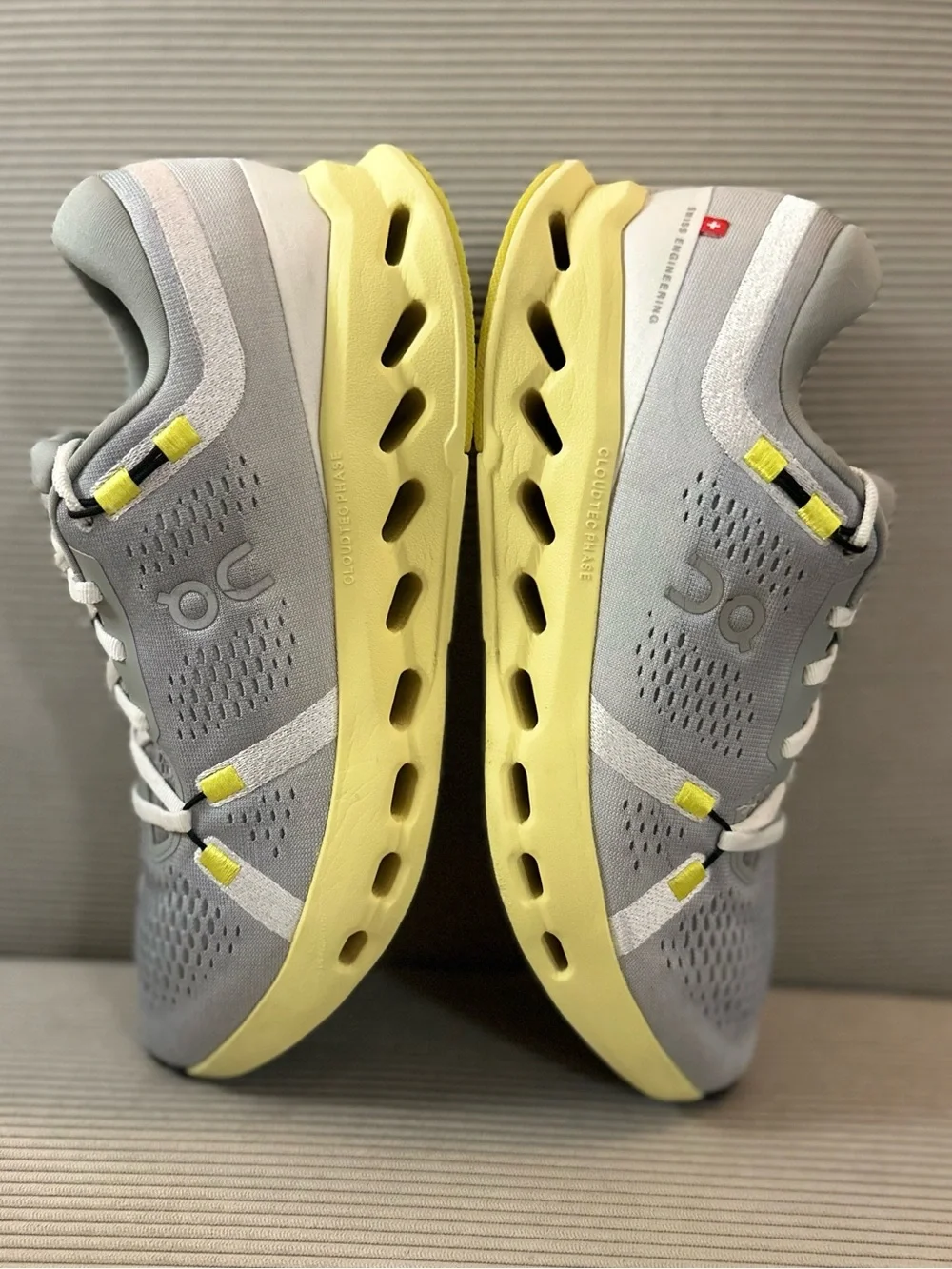 On Running Women's Cloudsurfer 2 - Glacier / Limelight size 10